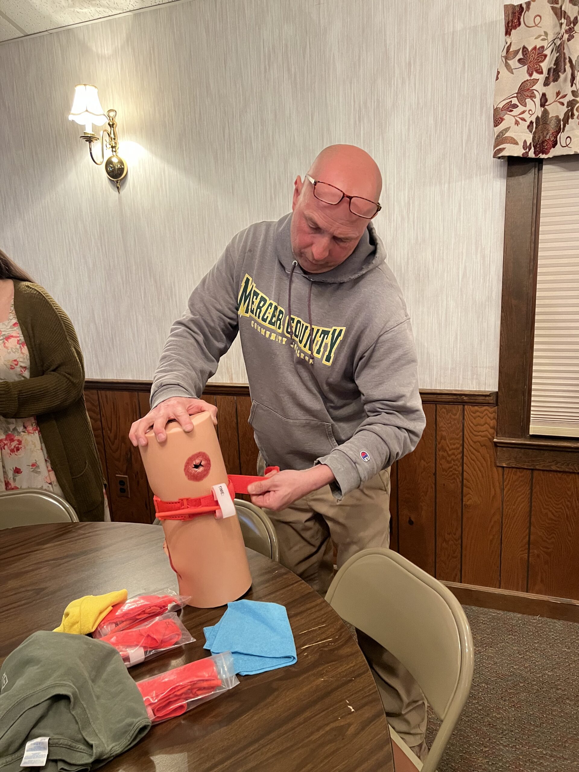 Person applying a tourniquet to a mannequin 